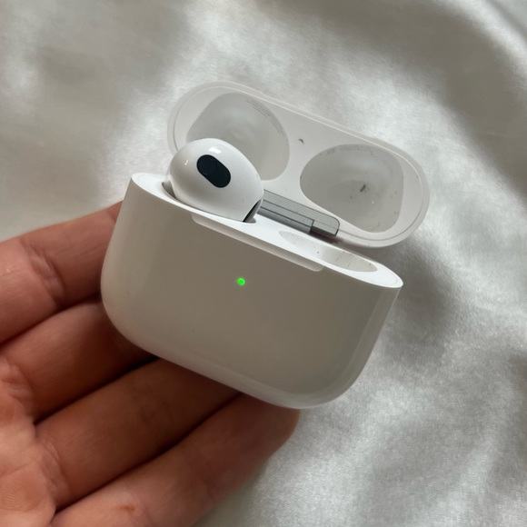 Airpods Case and one earbud (lost the other) works perfect